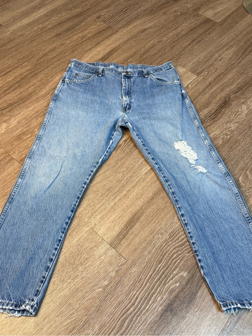 Wrangler Classic Light Blue Men's Distressed Jeans 38 x 30